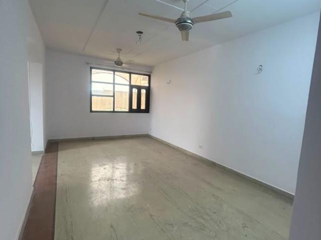Rental | 3 BHK + Prayer Room,Study Room,Basement 2000 Sq.Ft. Apartment in Sector 6 Dwarka