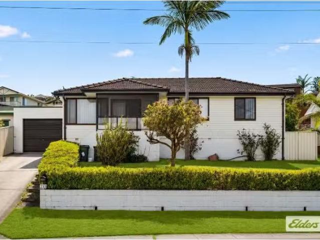 Cheap 3 BR 406 Northcliffe Drive, Lake Heights House for rent.