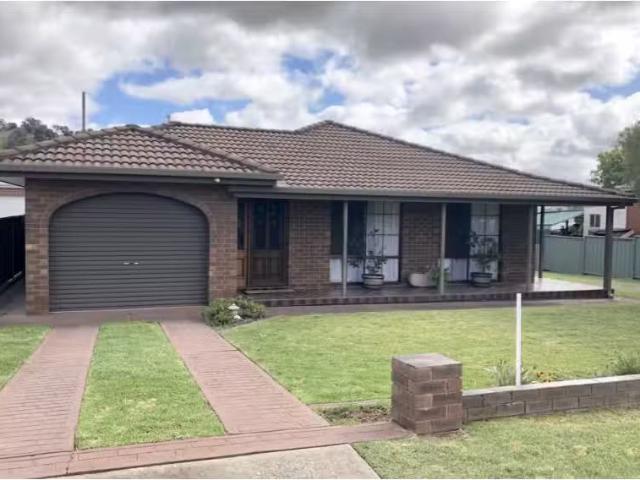 Rental! 3 BR 40A Vaux Street, COWRA House for rent Listed by.