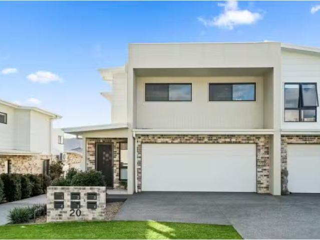 Charming 3 BR 4/20 Upland Chase, Albion Park Townhouse for ren.