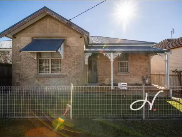 Cheap 3 BR 47 Capp Street, Telarah House for rent Listed by T.