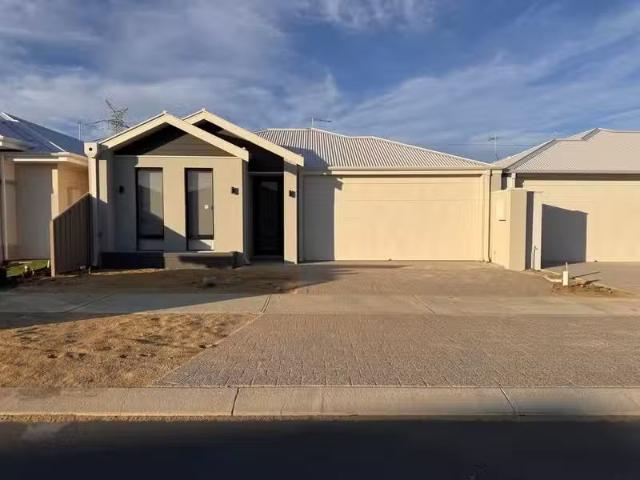 Just in! 3 BR 48 Desert Pea Loop, PIARA WATERS, WA 6112 Hous.