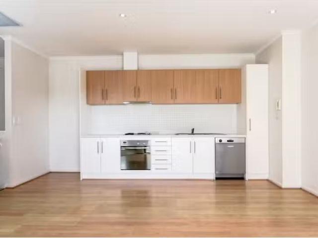 Cheap 3 BR 5/3 Park Lane, Adelaide Apartment for rent Listed.