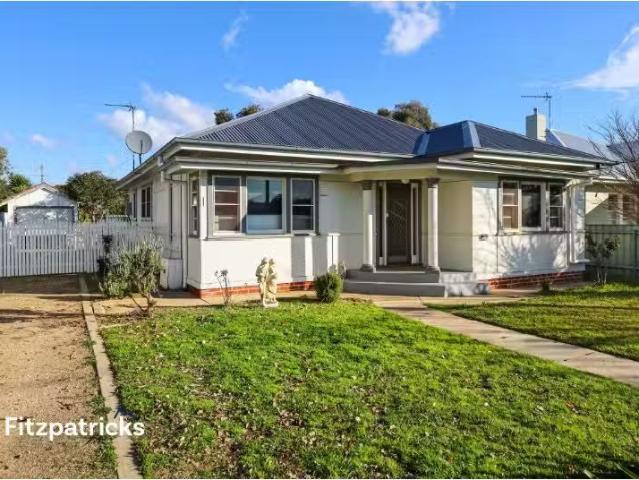 Nice 3 BR 50 Meurant Avenue, Wagga Wagga House for rent Liste.