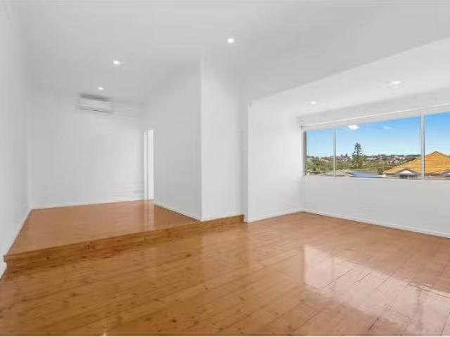Cheap 3 BR 5/11 Clyde Street, NORTH BONDI Apartment for rent.