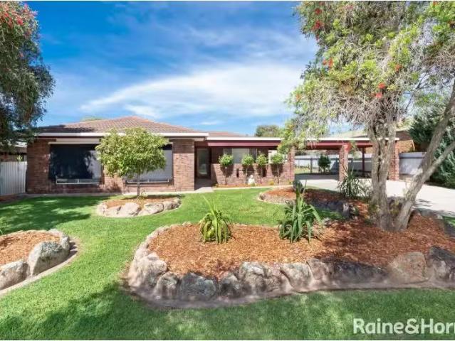 Deal! 3 BR 51 Balleroo Crescent, GLENFIELD PARK House for rent.