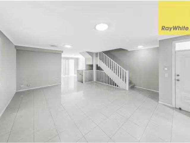 Just in! 3 BR 5/20 Weston Street, ROSEHILL Townhouse for rent.