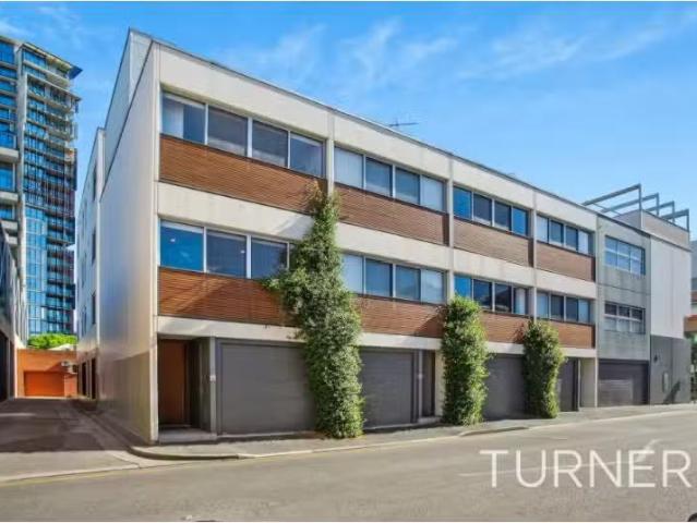For Rent! 3 BR 52 Ifould Street, Adelaide Townhouse for rent.