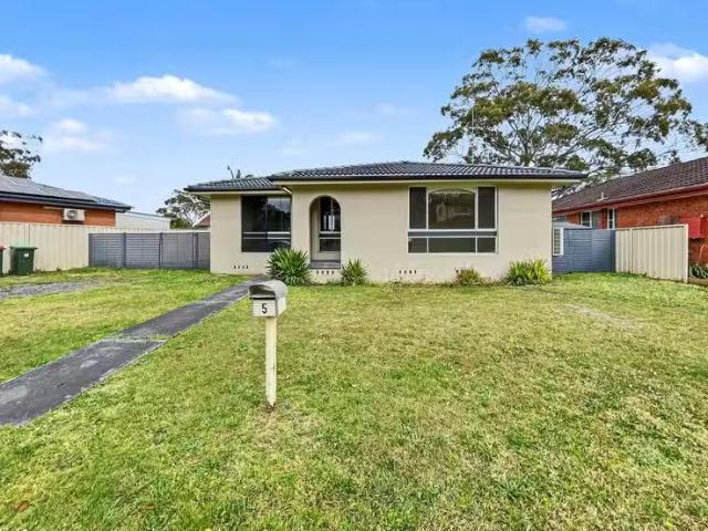 Just in! 3 BR 5 Bloodwood Place, Albion Park Rail, NSW 2527.