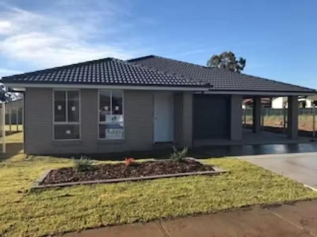 Charming 3 BR 5A Goodwin Street, TAMWORTH Townhouse for rent.