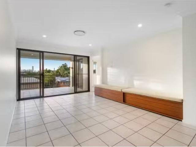 Charming 3 BR 7/34 Douglas Street, GREENSLOPES Apartment for r.