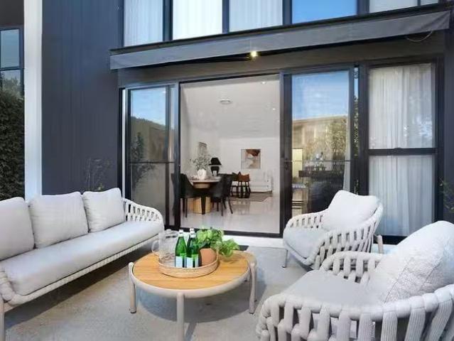 Unique 3 BR 7 Theatre Drive, Benowa, QLD 4217