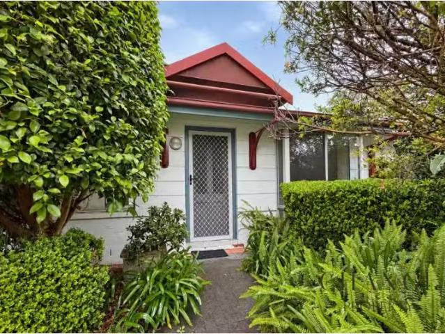 Charming 3 BR 9/30 School Street, Kincumber Apartment for rent.