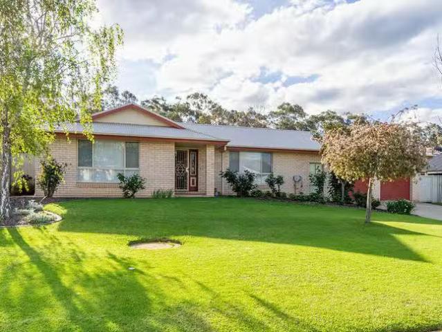 Just in! 3 BR 104 Kaloona Drive, Bourkelands, NSW 2650