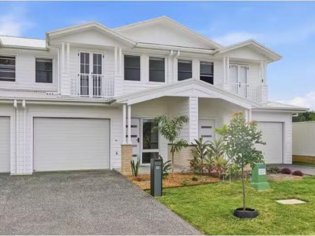 Deal! 3 BR 10 Aquatic Way, Lake Cathie Townhouse for rent Lis.