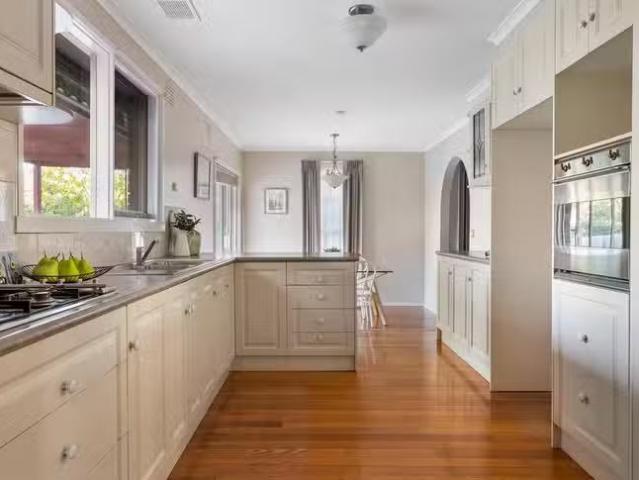 Cheap 3 BR 10 Carinya Road, Greensborough, VIC 3088
