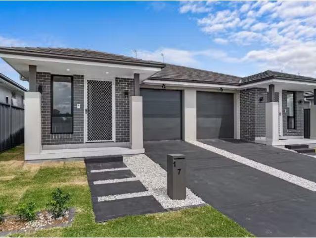 Just in! 3 BR 1/7 Harper Street, Lochinvar Townhouse for rent.