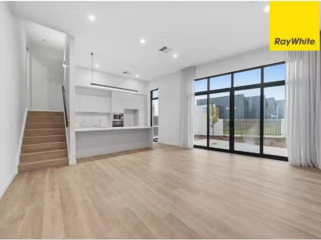 Deal! 3 BR 14/25 Rosanove Crescent, DENMAN PROSPECT Townhouse.