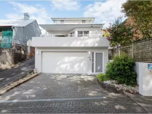 Just in! 3 BR 152 Terralong Street, Kiama Townhouse for rent.