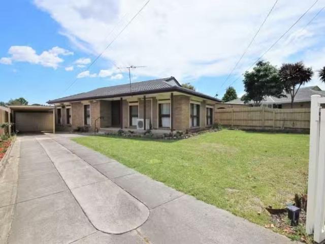 Unique 3 BR 15 Alpine Crescent, NOBLE PARK NORTH, VIC 3174 H.