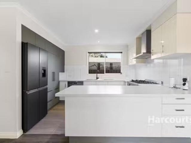 For Rent! 3 BR 15 Cashmore Place, Roxburgh Park, VIC 3064 Ho.