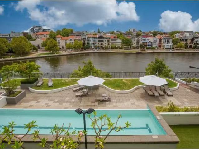 Cheap 3 BR 17/50 Royal Street, East Perth Apartment for rent.