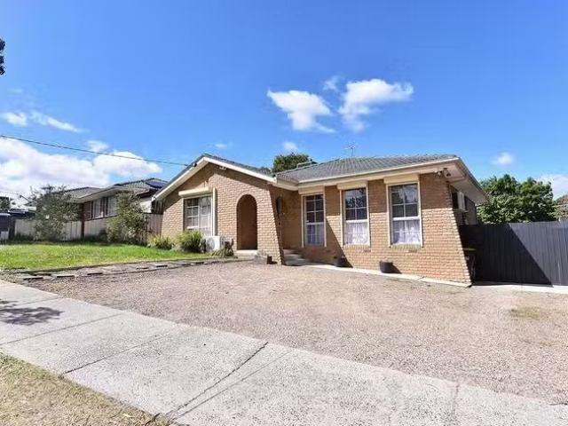 Just in! 3 BR 177 Erinbank Crescent, Attwood, VIC 3049