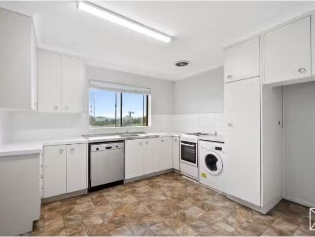 Cheap 3 BR 196 La Perouse Street, Red Hill Apartment for rent.