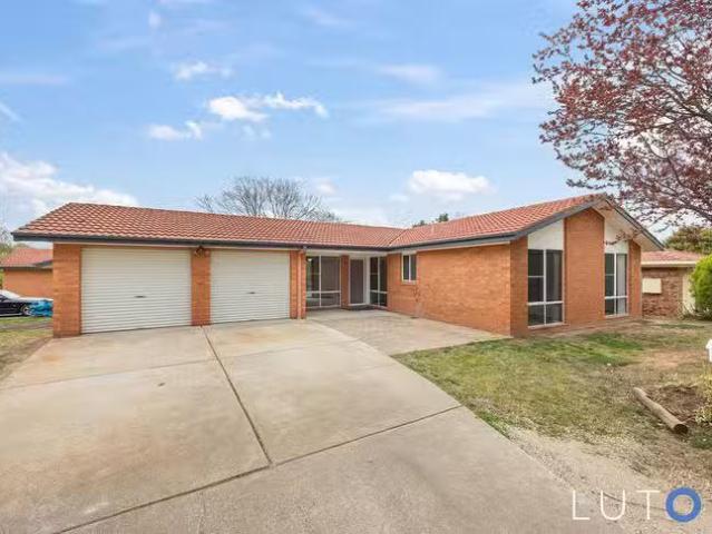Charming 3 BR 1 Merv Waite Street, Gordon, ACT 2906