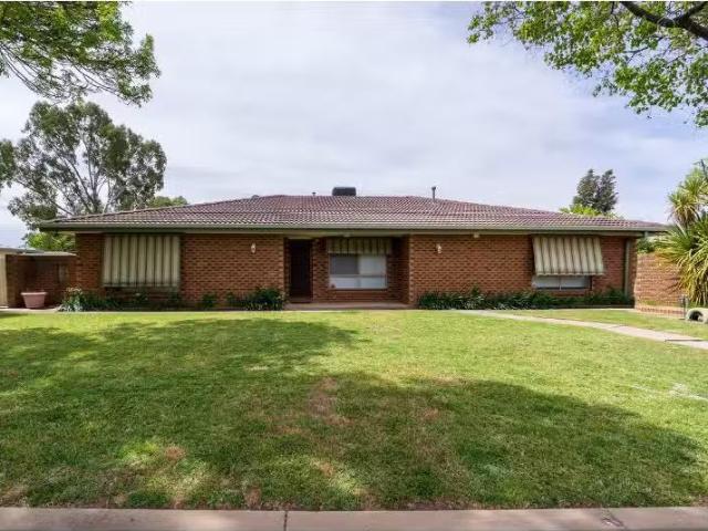 For Rent! 3 BR 1 Gunyah Place, Glenfield Park House for rent.
