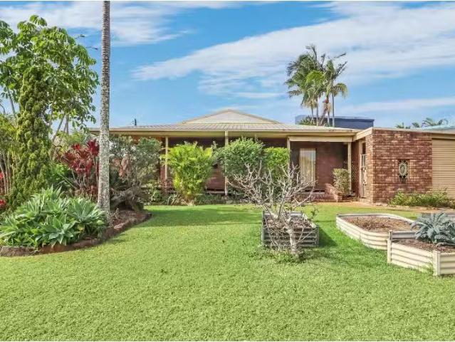 Cheap 3 BR 1 Spruce Place, Sandy Beach House for rent Listed.