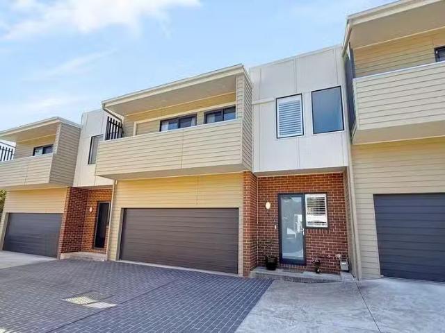 Cozy 3 BR 2/3 Ryhope Street, Mount Hutton, NSW 2290