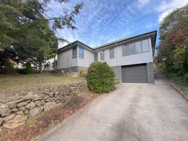 Just in! 3 BR 200A Sharp Street, COOMA House for rent Listed.