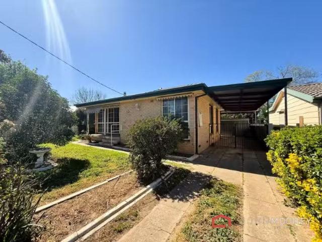 Charming 3 BR 20 Chifley Crescent, Kooringal House for rent L.