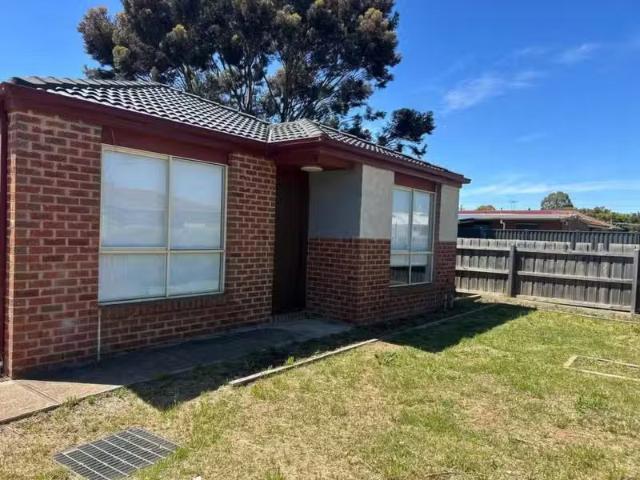 Deal! 3 BR 2/10 12 Fay Street, Melton VIC 3337 House For Lease