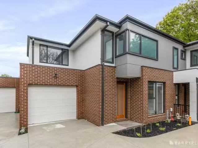 Cheap 3 BR 2/10 Ricky Court, Mooroolbark, VIC 3138