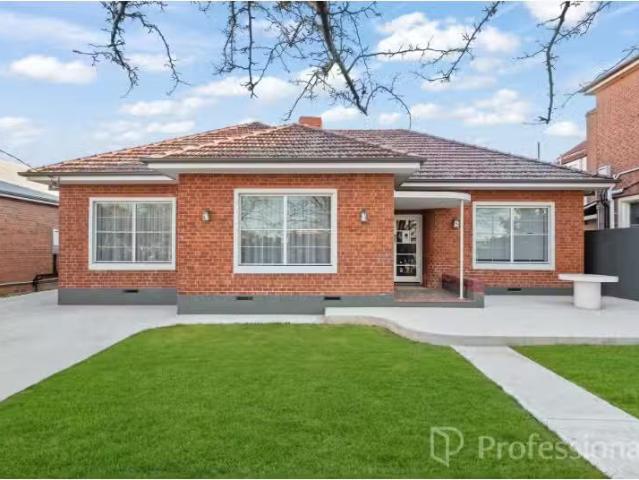 Rental! 3 BR 214 Russell Street, BATHURST House for rent List.