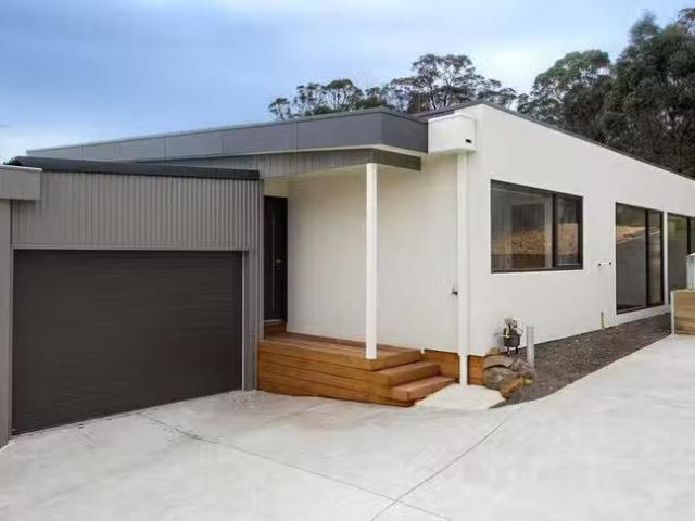 Cozy 3 BR 2/150 Ryan Street, Brown Hill, VIC 3350
