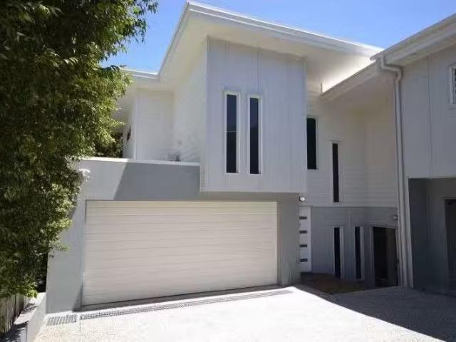 New 3 BR 2/17 Grant Street, NOOSA HEADS, QLD 4567 Townhouse.