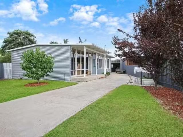 Rental! 3 BR 21 Mulqueeney Street, Wodonga, VIC 3690