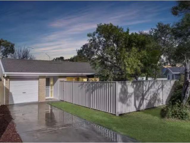 Rental! 3 BR 2/22 Sid Barnes Crescent, Gordon House for rent.