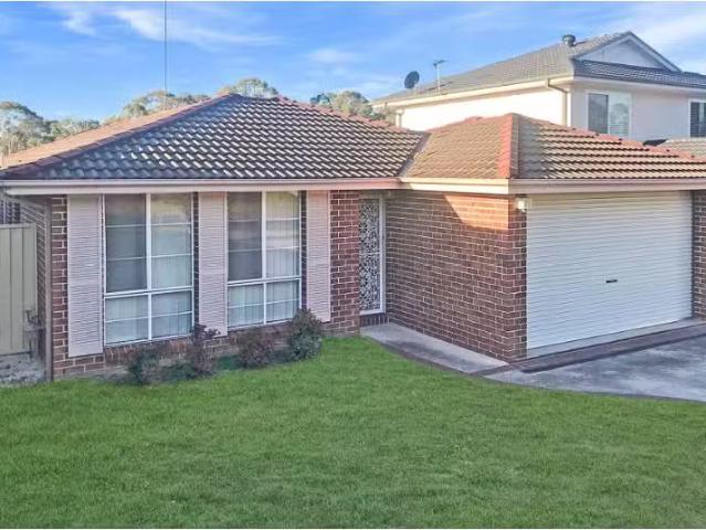Deal! 3 BR 22 Freeman Circuit, Ingleburn House for rent Liste.