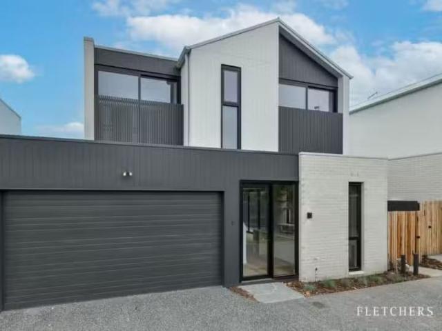 Charming 3 BR 2/31 Kitchener Rd, Croydon VIC 3136 Townhouse.