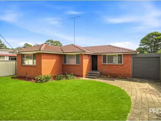 Cozy 3 BR 241 Smith St, South Penrith House for rent Listed b.