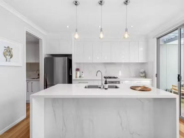 Rental! 3 BR 2/42 Philip Street, Hawthorne Townhouse for rent.