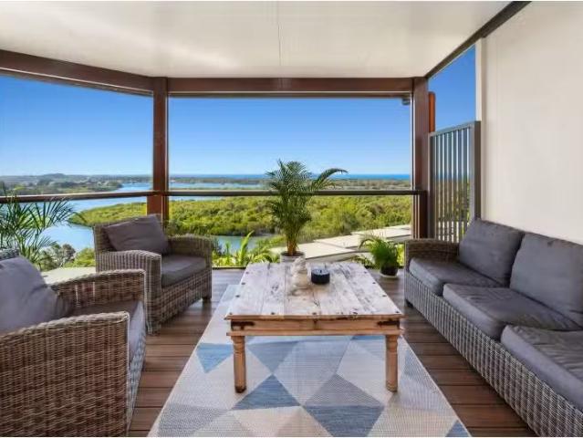 Unique 3 BR 27/24 Seaview Rd, BANORA POINT Apartment for rent.