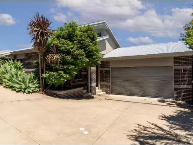 Cheap 3 BR 2/8 Balala Crescent, BOURKELANDS Townhouse for rent.