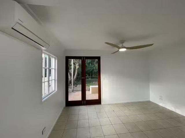 Cozy 3 BR 2/90 Cavendish Road, Coorparoo Apartment for rent L.