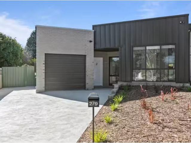 Just in! 3 BR 2/9 Hopman Place, Holt Townhouse for rent Liste.