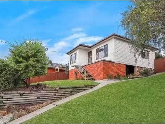 Nice 3 BR 2 Larool Place, Engadine House for rent Listed by T.
